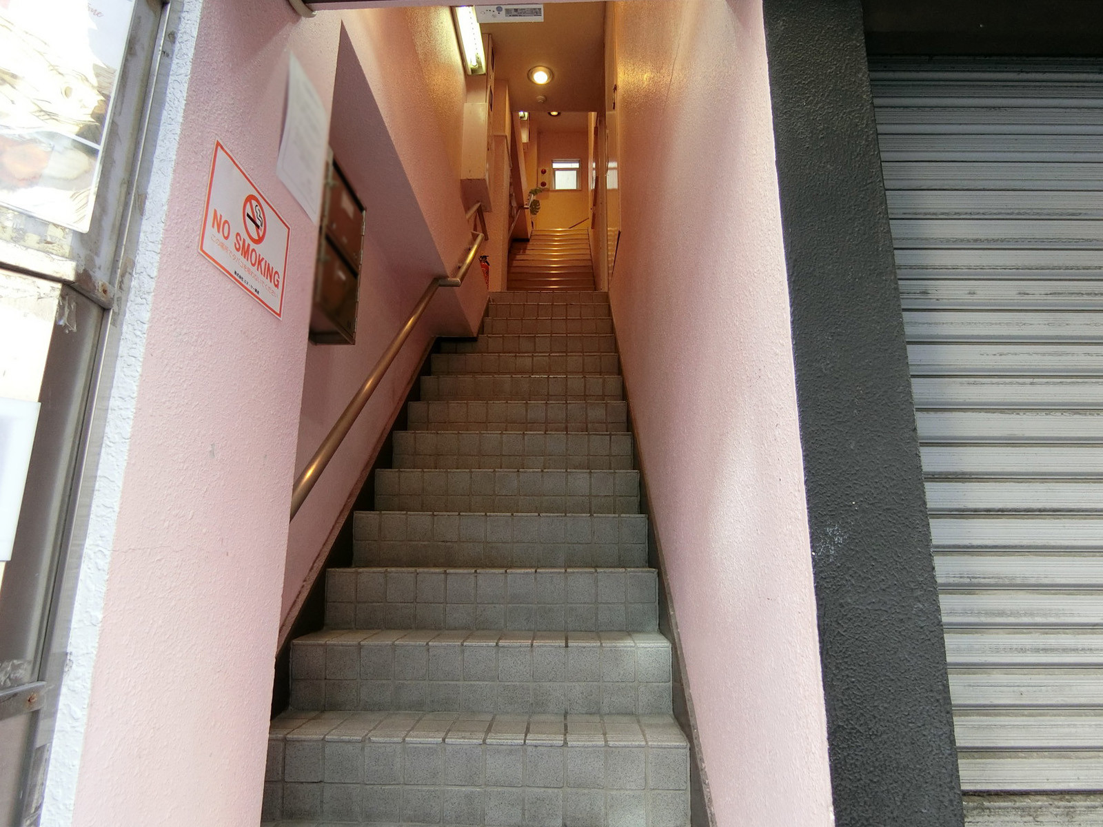 オフィスビル出入口