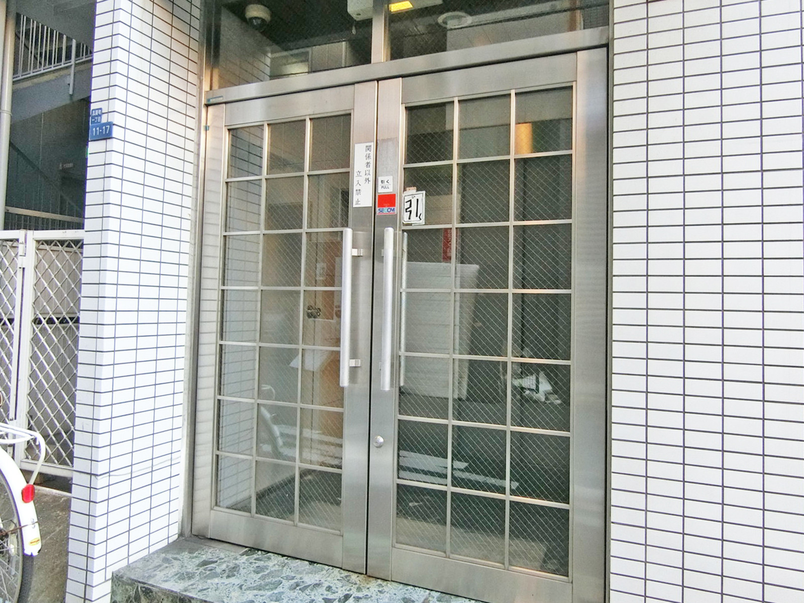 オフィスビル出入口