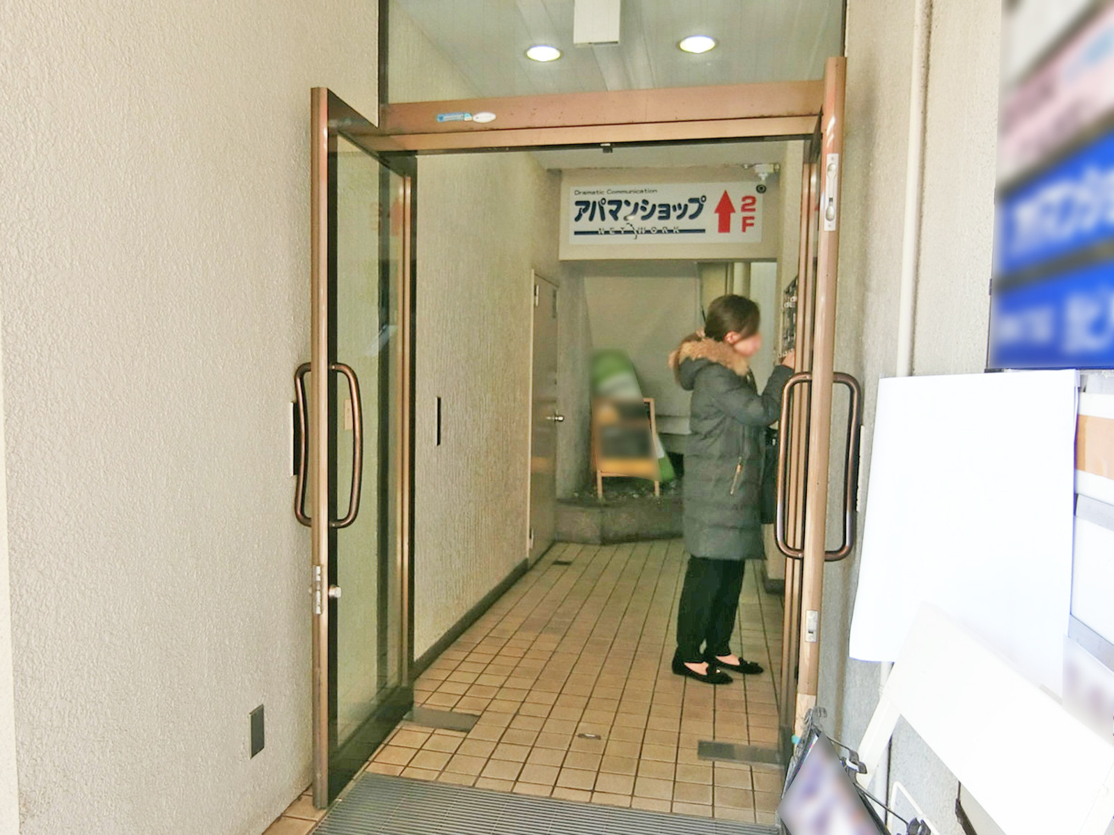 オフィスビル出入口