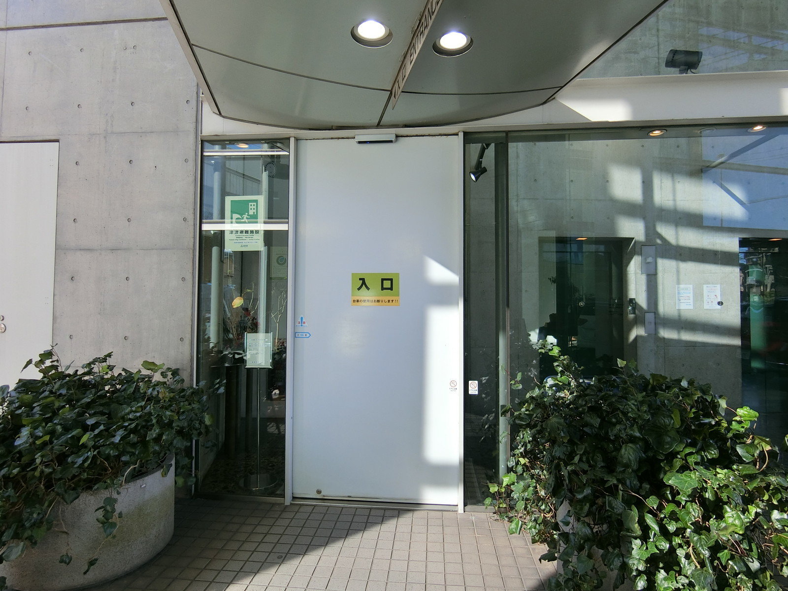 オフィスビル出入り口