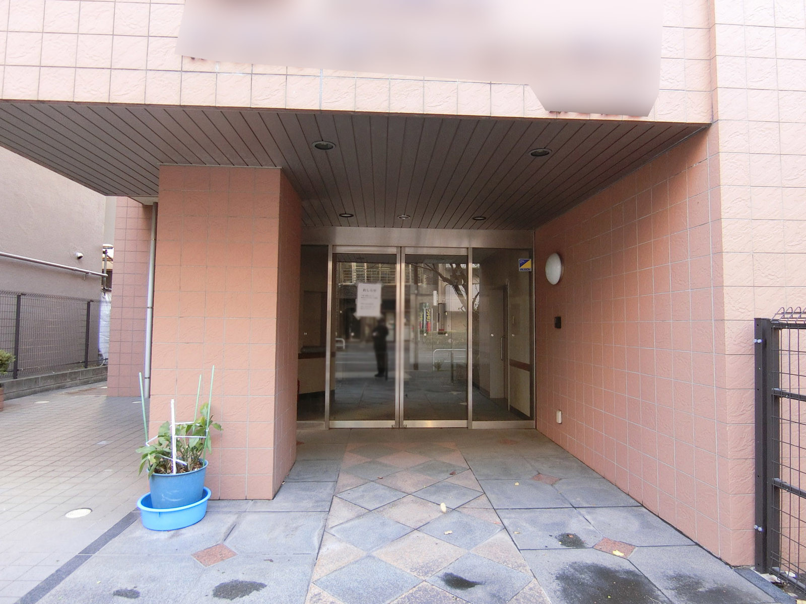 オフィスビル出入り口