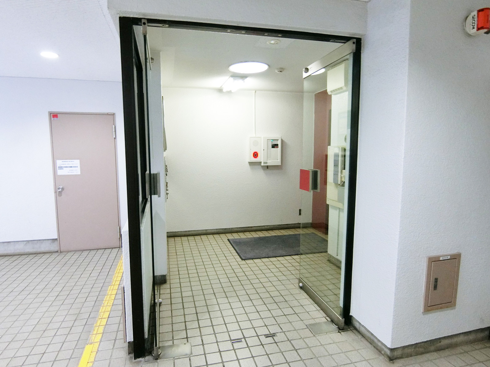 オフィスビル出入口