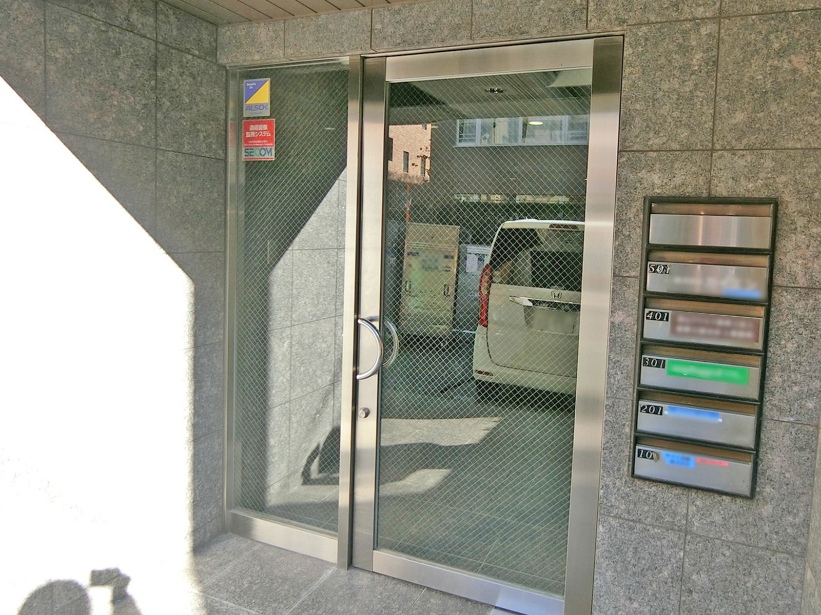 オフィスビル出入口