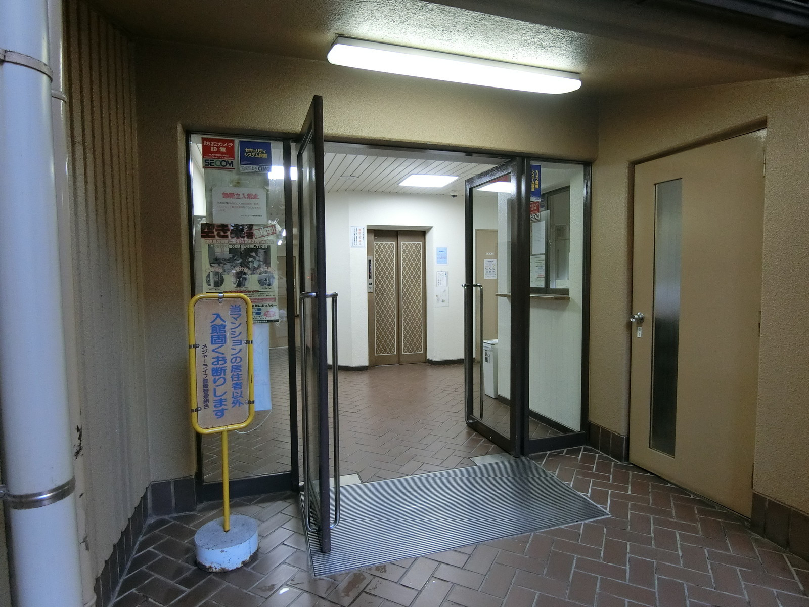 オフィスビル出入り口