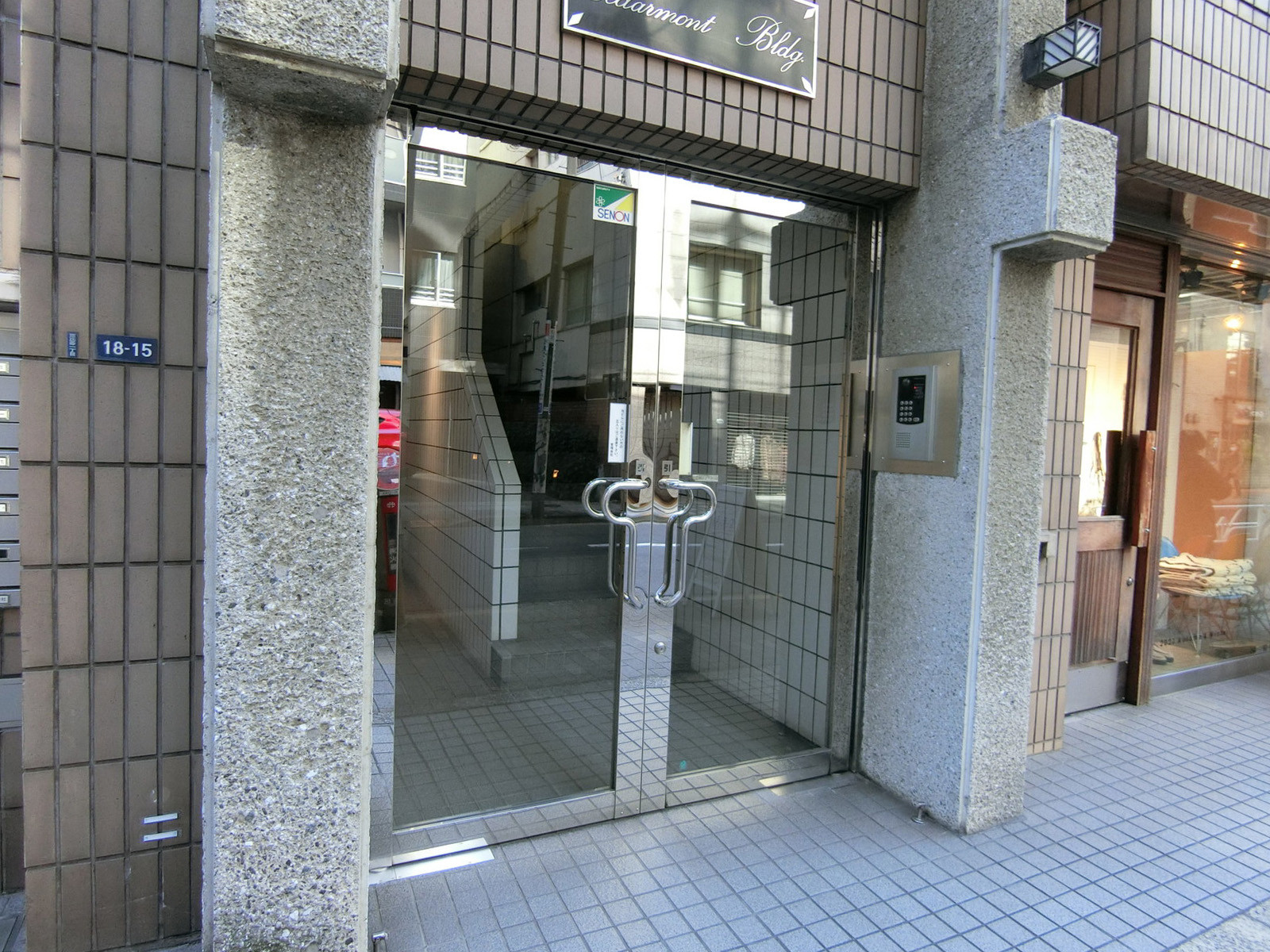 オフィスビル出入口