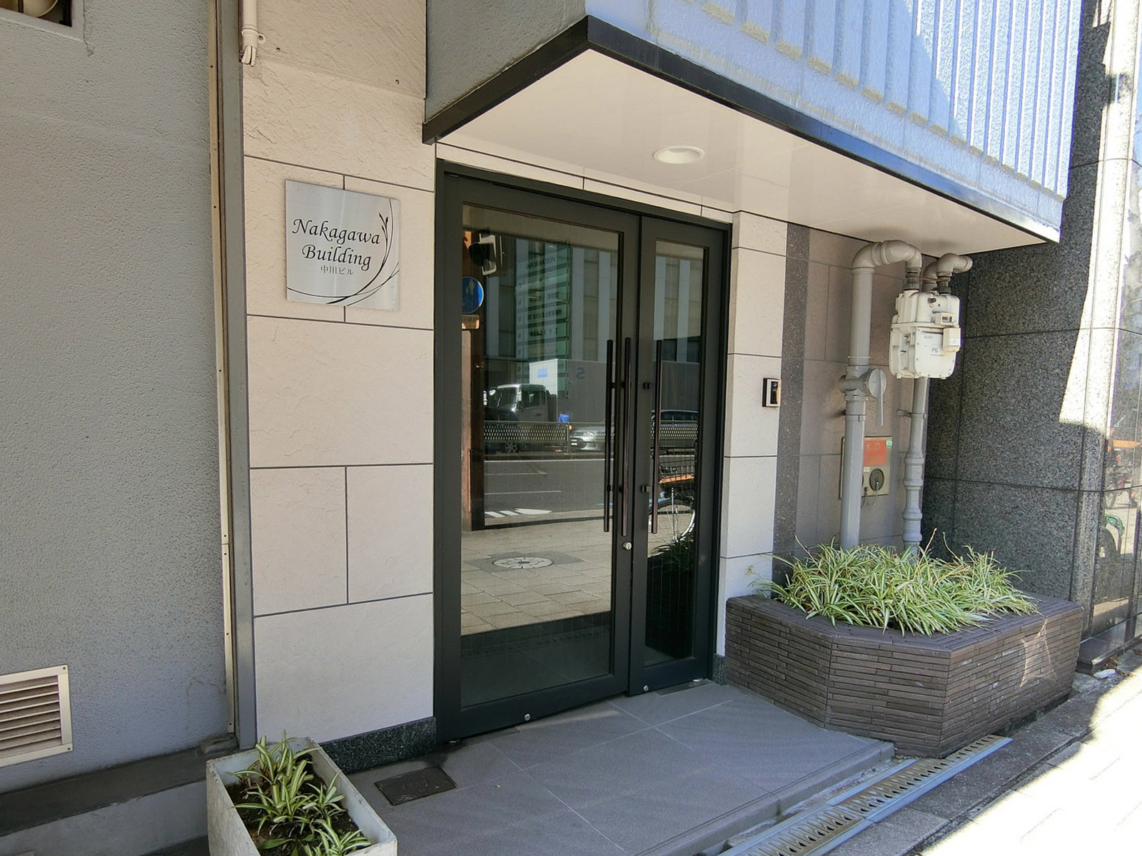 オフィスビル出入り口