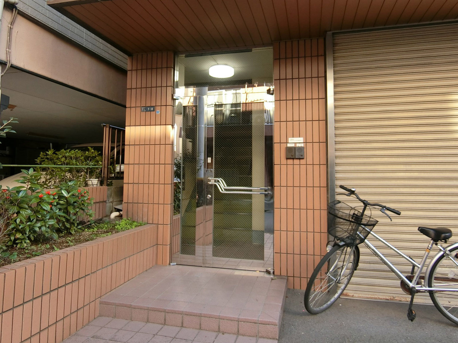 オフィスビル出入り口