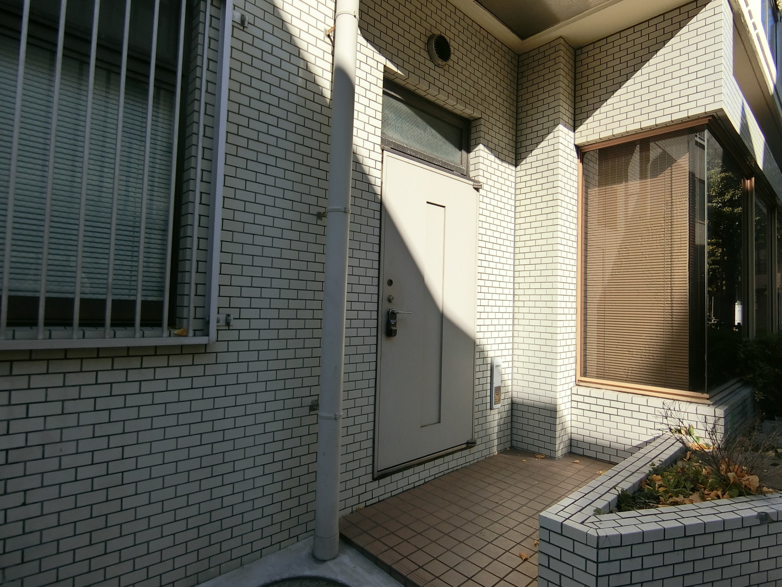 オフィスビル出入り口