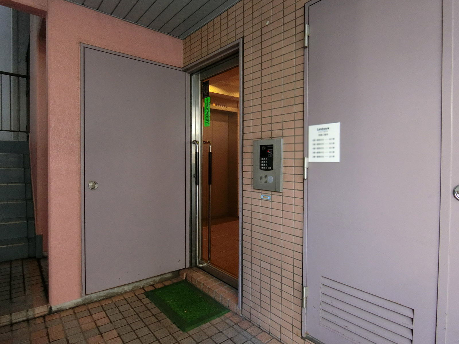 オフィスビル出入り口
