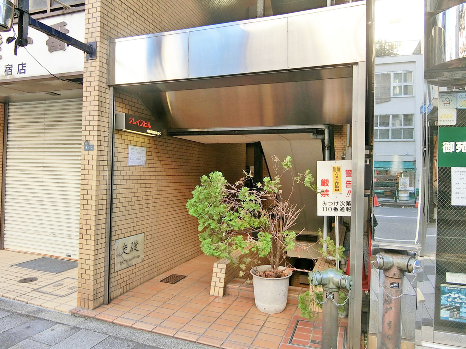 オフィスビル出入口
