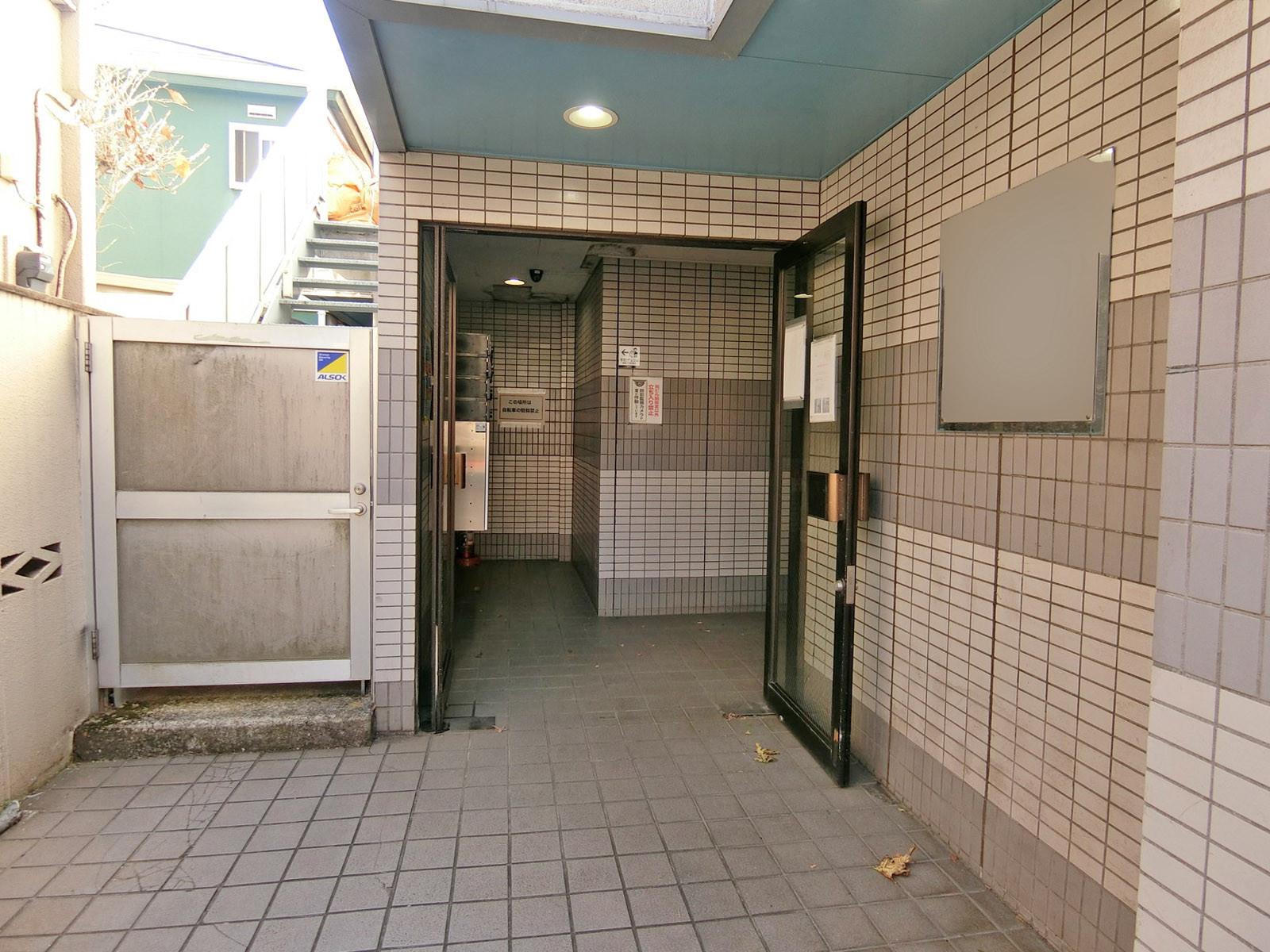 オフィスビル出入り口