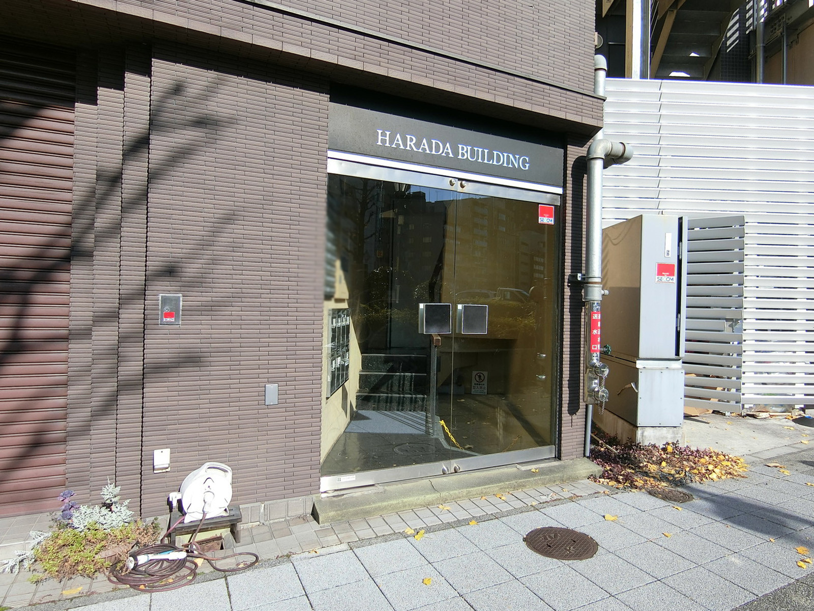オフィスビル出入り口