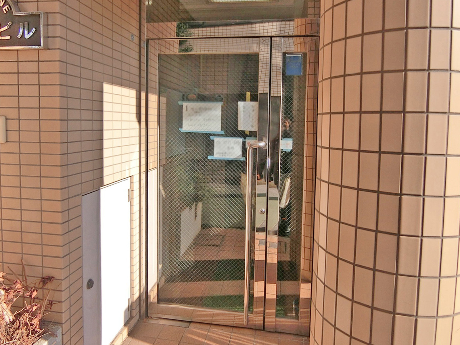 オフィスビル出入口