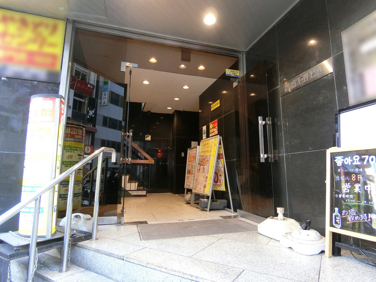 オフィスビル出入り口