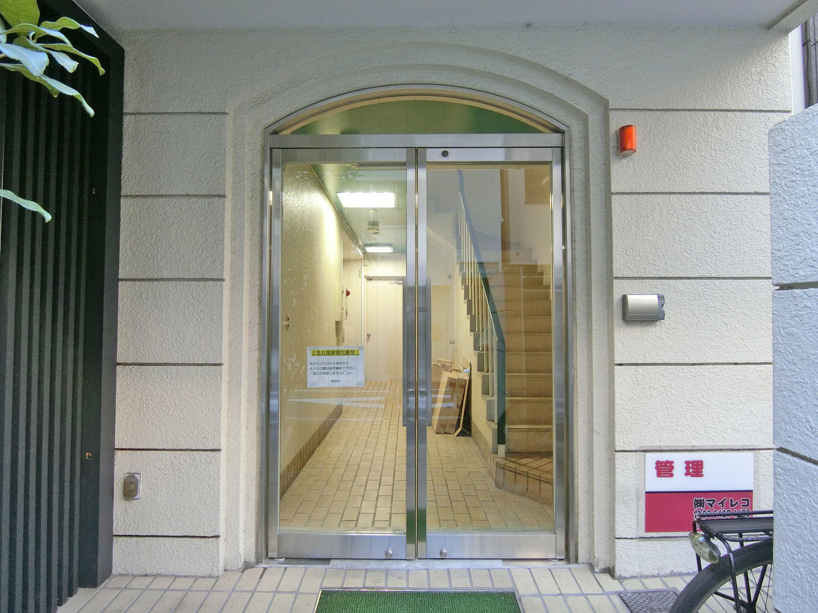 オフィスビル出入り口