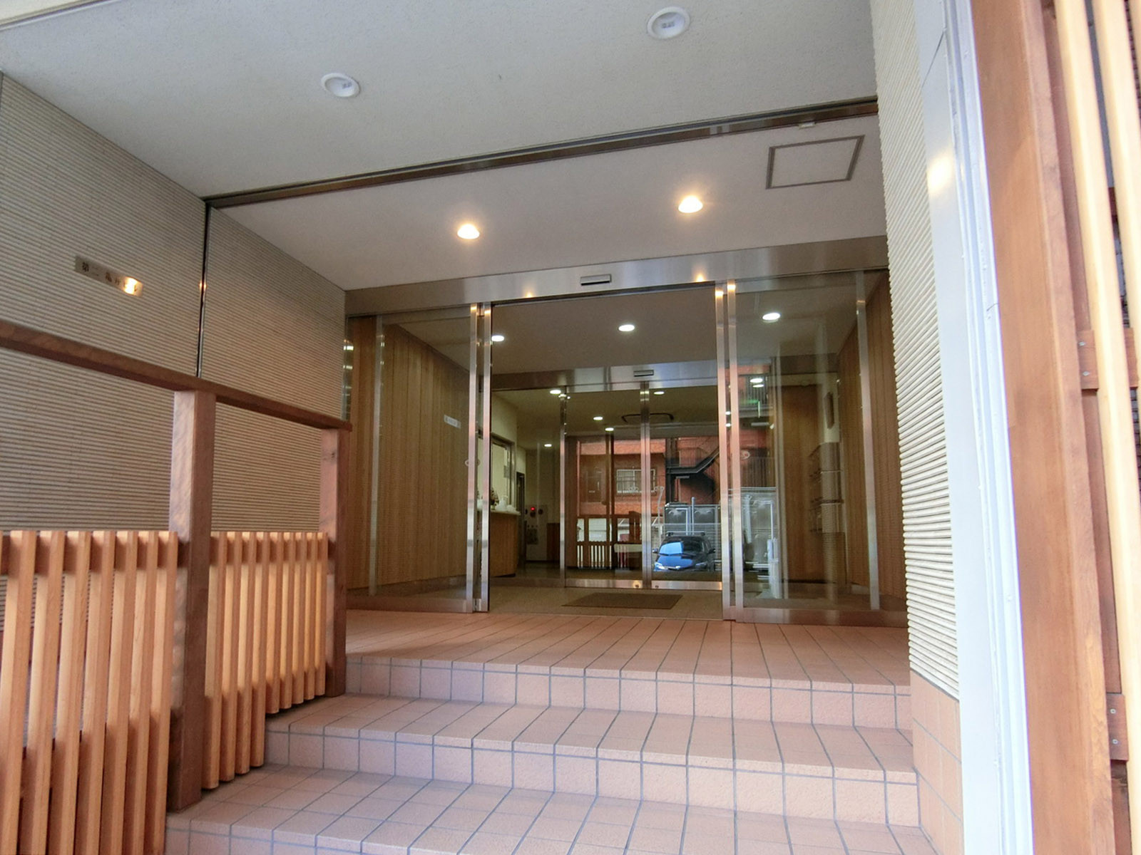 オフィスビル出入口