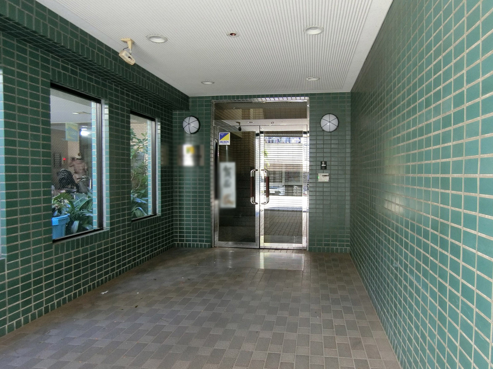 オフィスビル出入口
