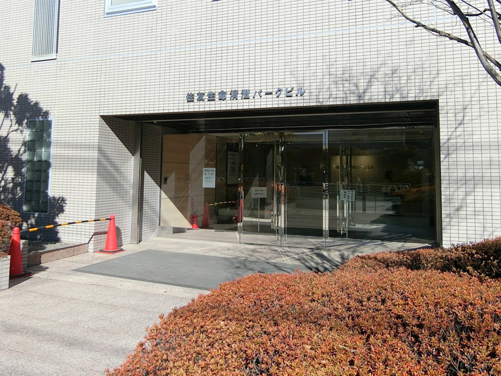 オフィスビル出入口
