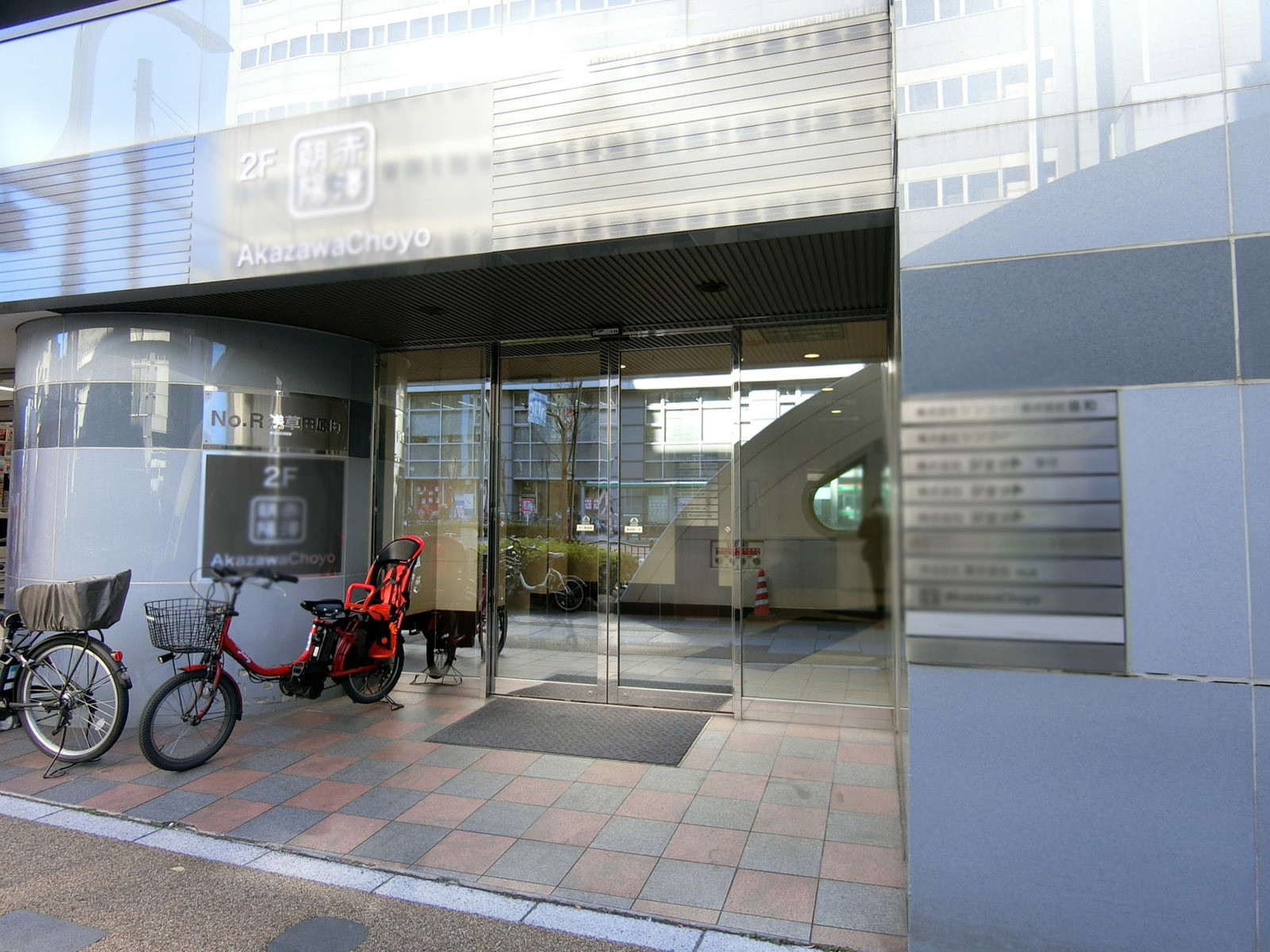 オフィスビル出入り口