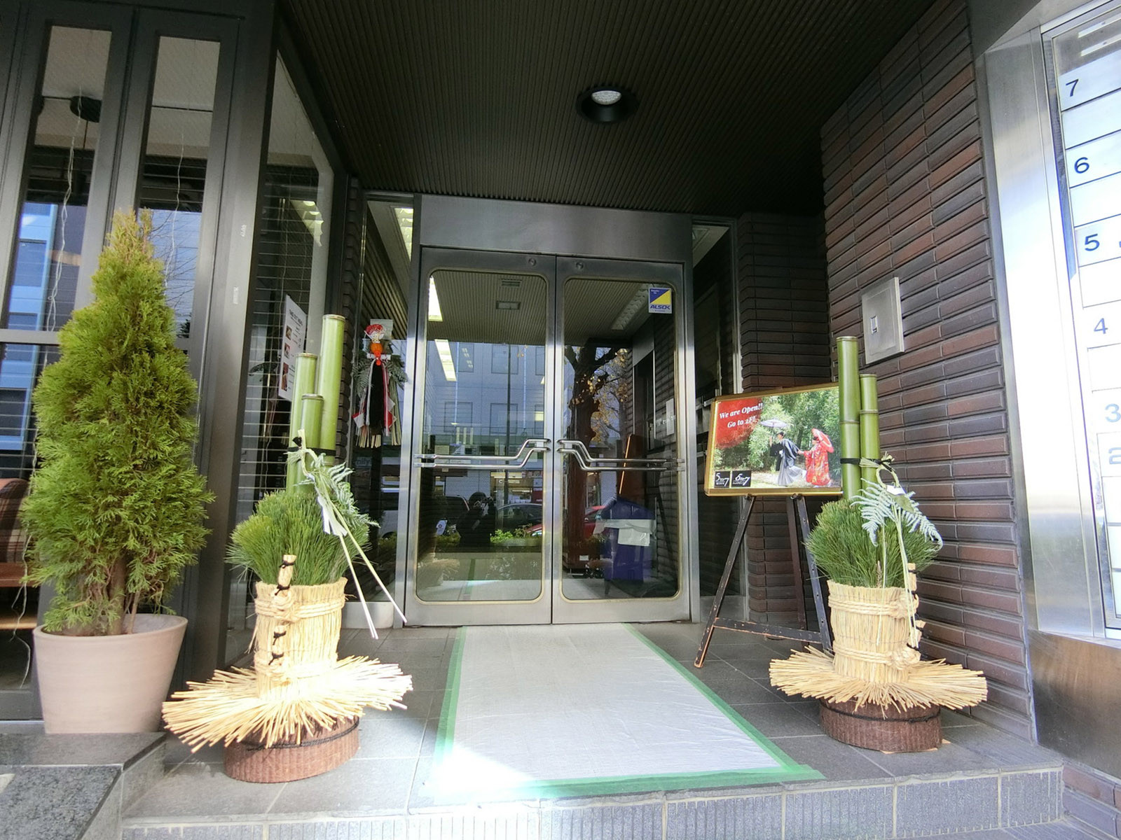 オフィスビル出入り口
