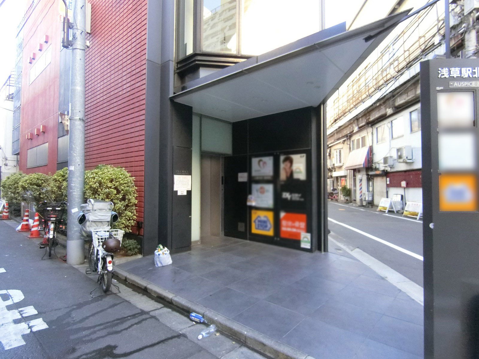 オフィスビル出入り口