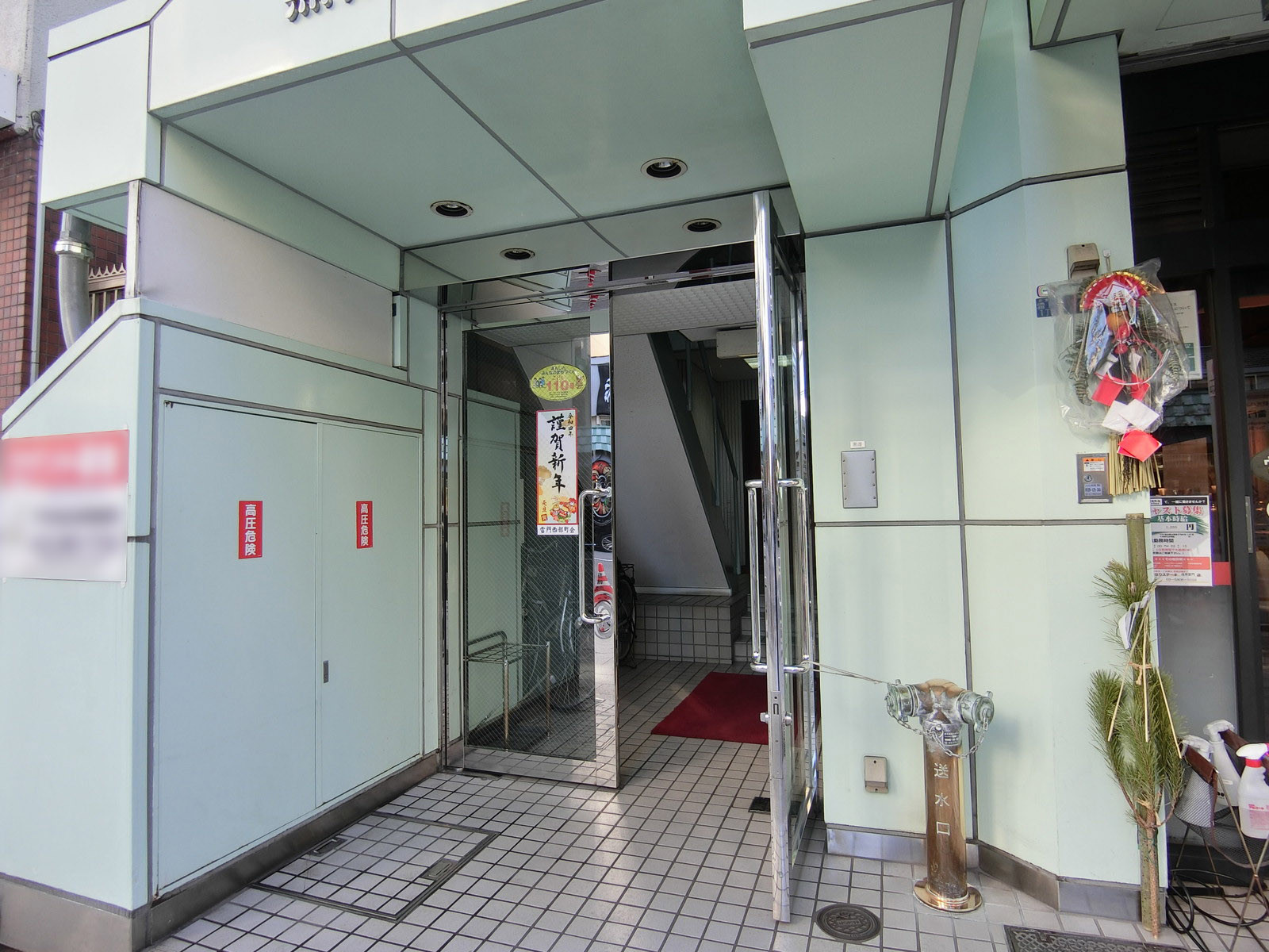 オフィスビル出入り口