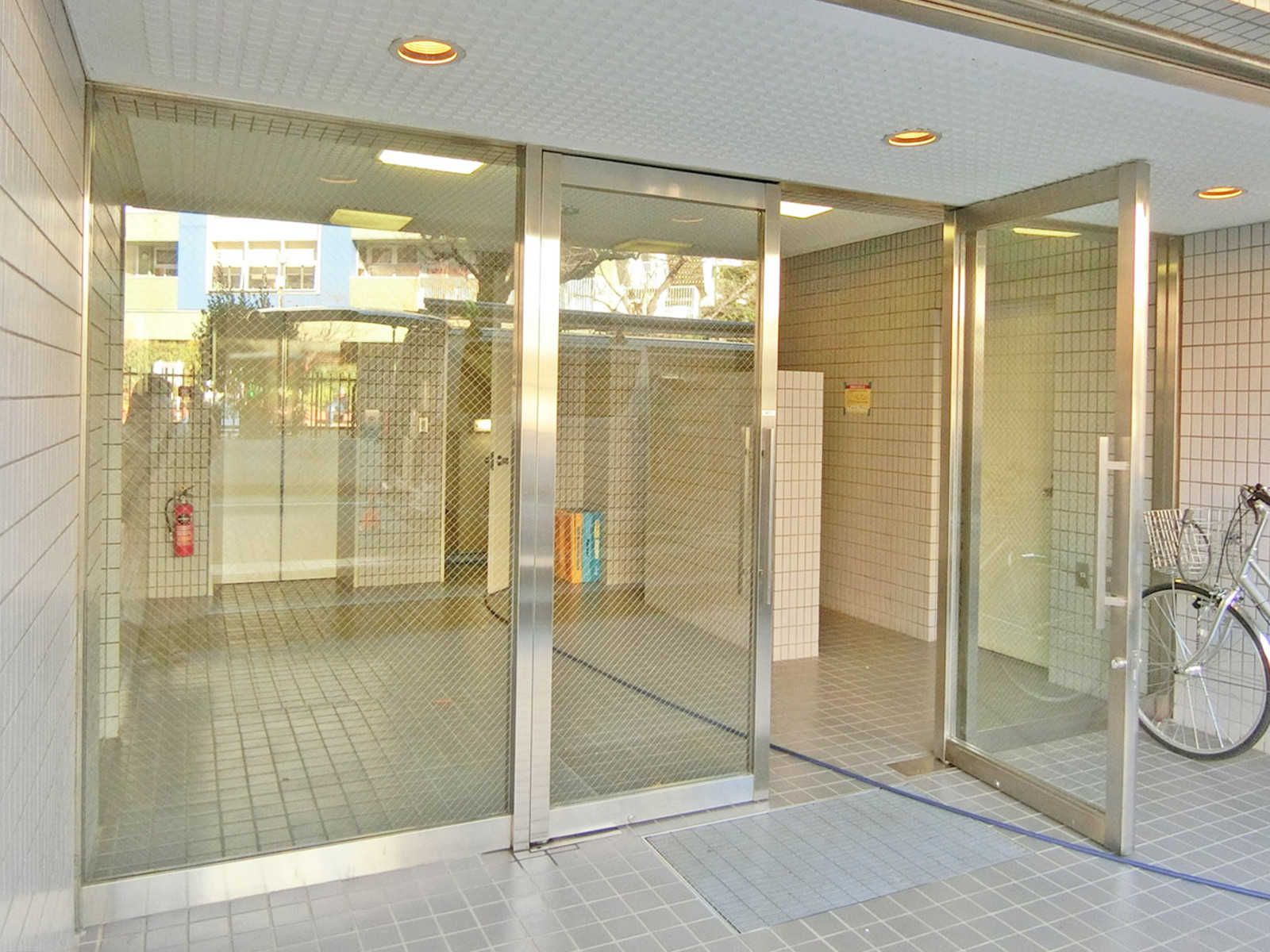 オフィスビル出入口