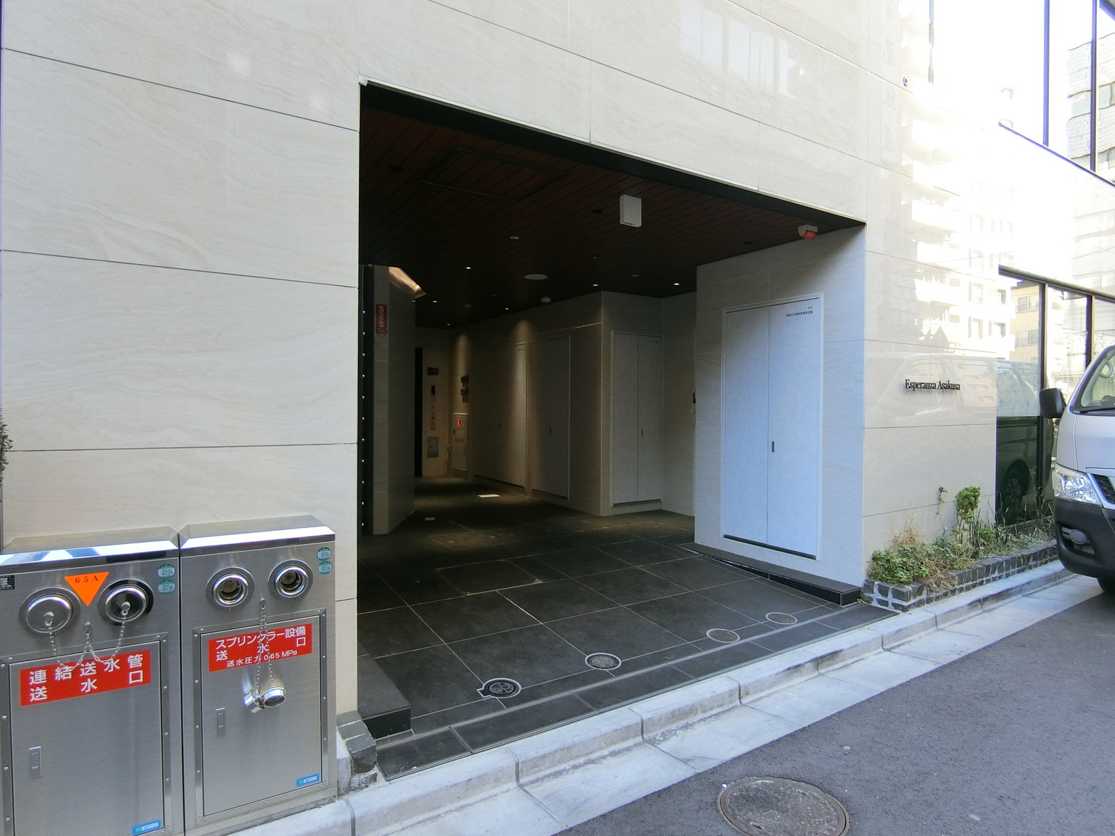 オフィスビル出入り口