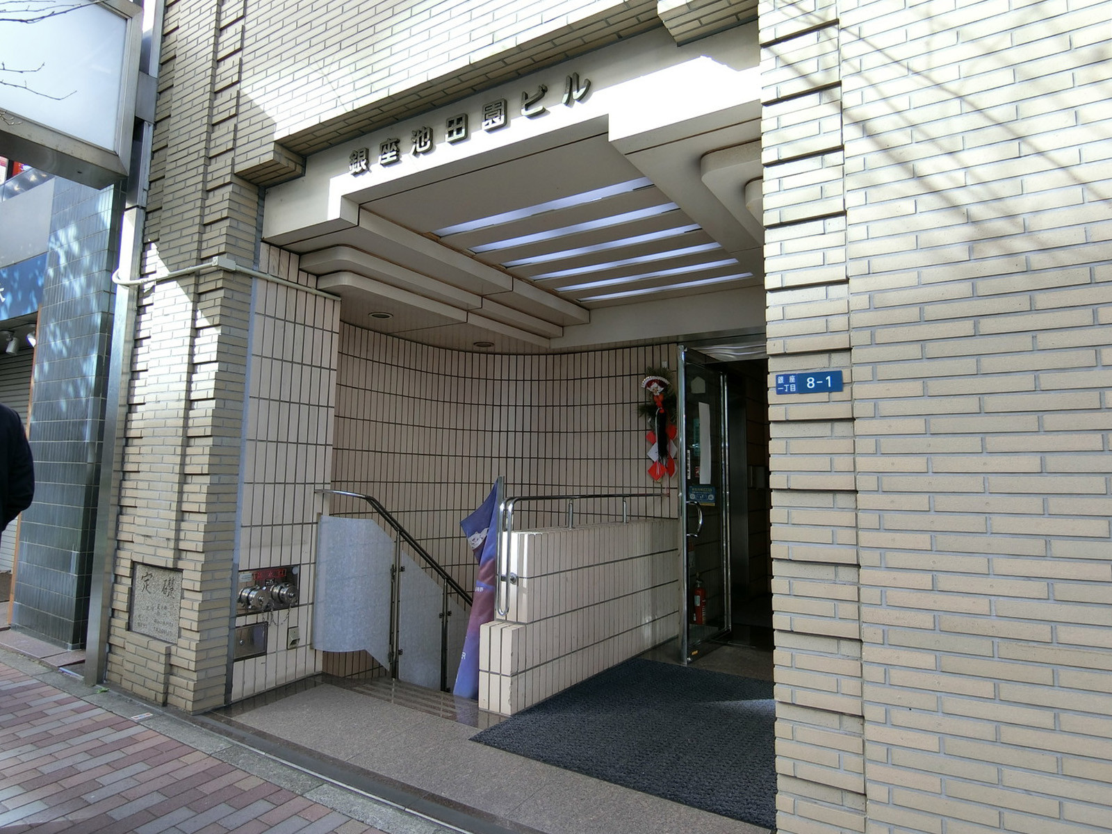 オフィスビル出入り口
