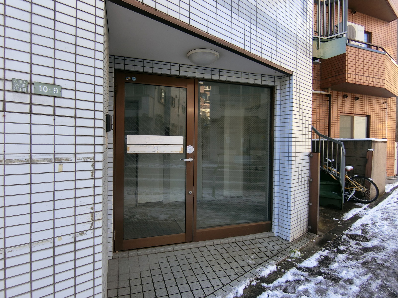 オフィスビル出入口