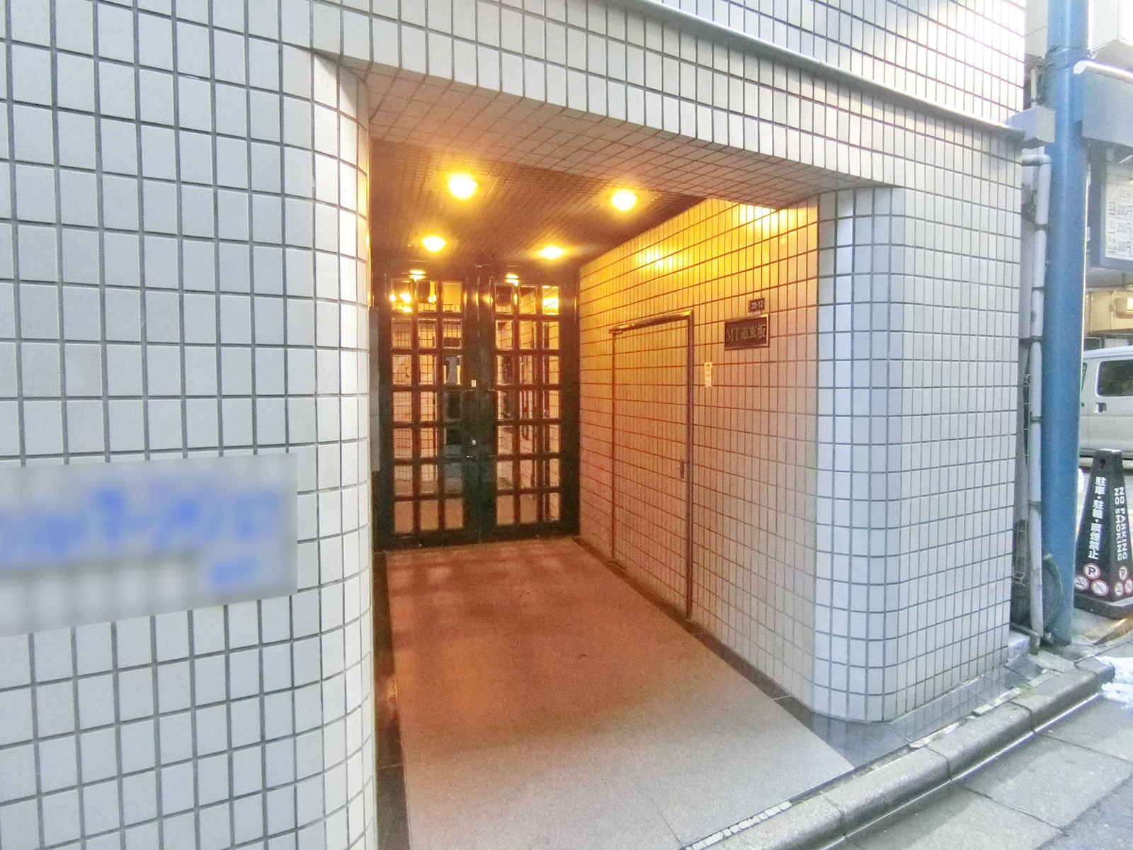 オフィスビル出入口