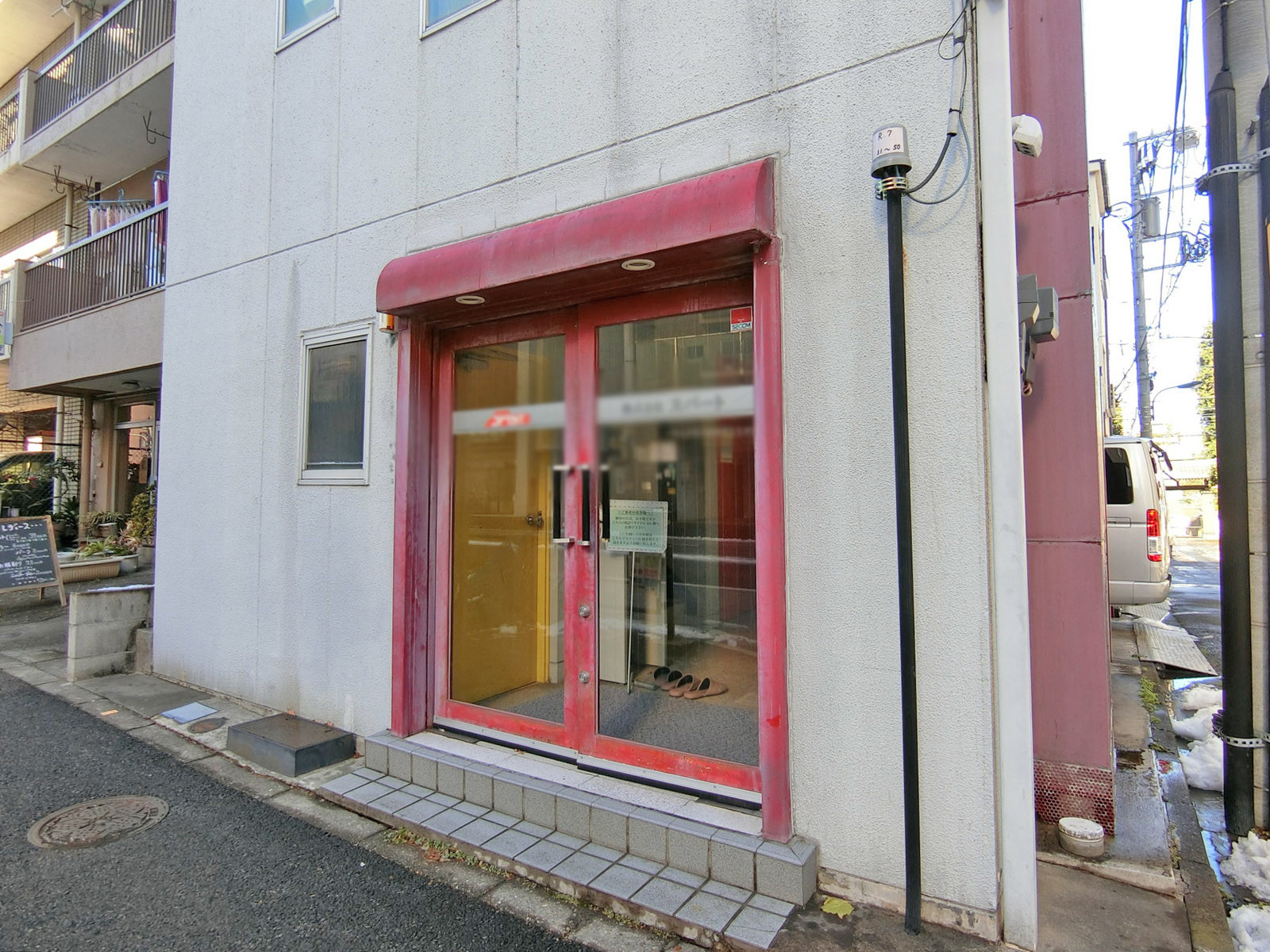 オフィスビル出入り口
