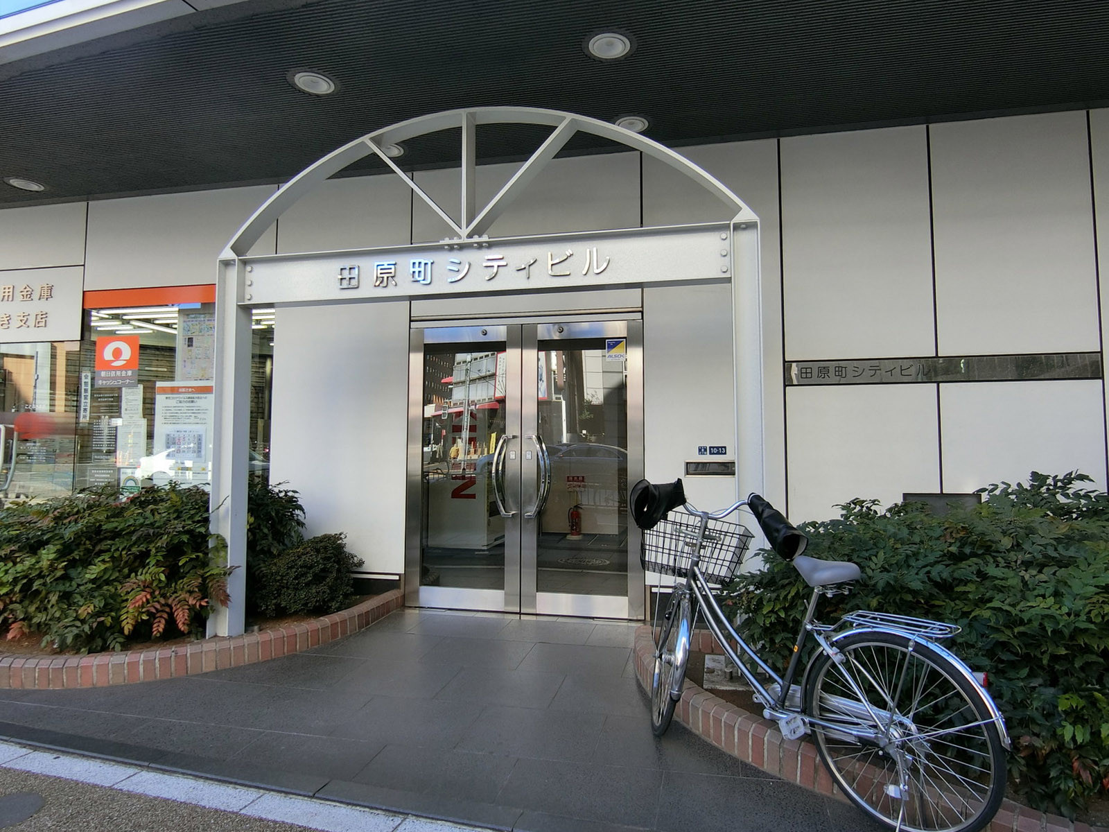 オフィスビル出入り口