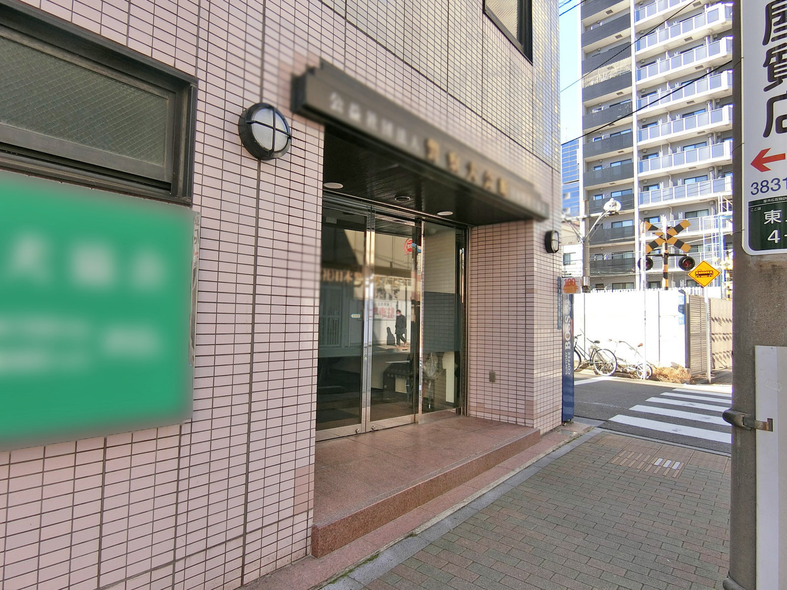 オフィスビル出入口