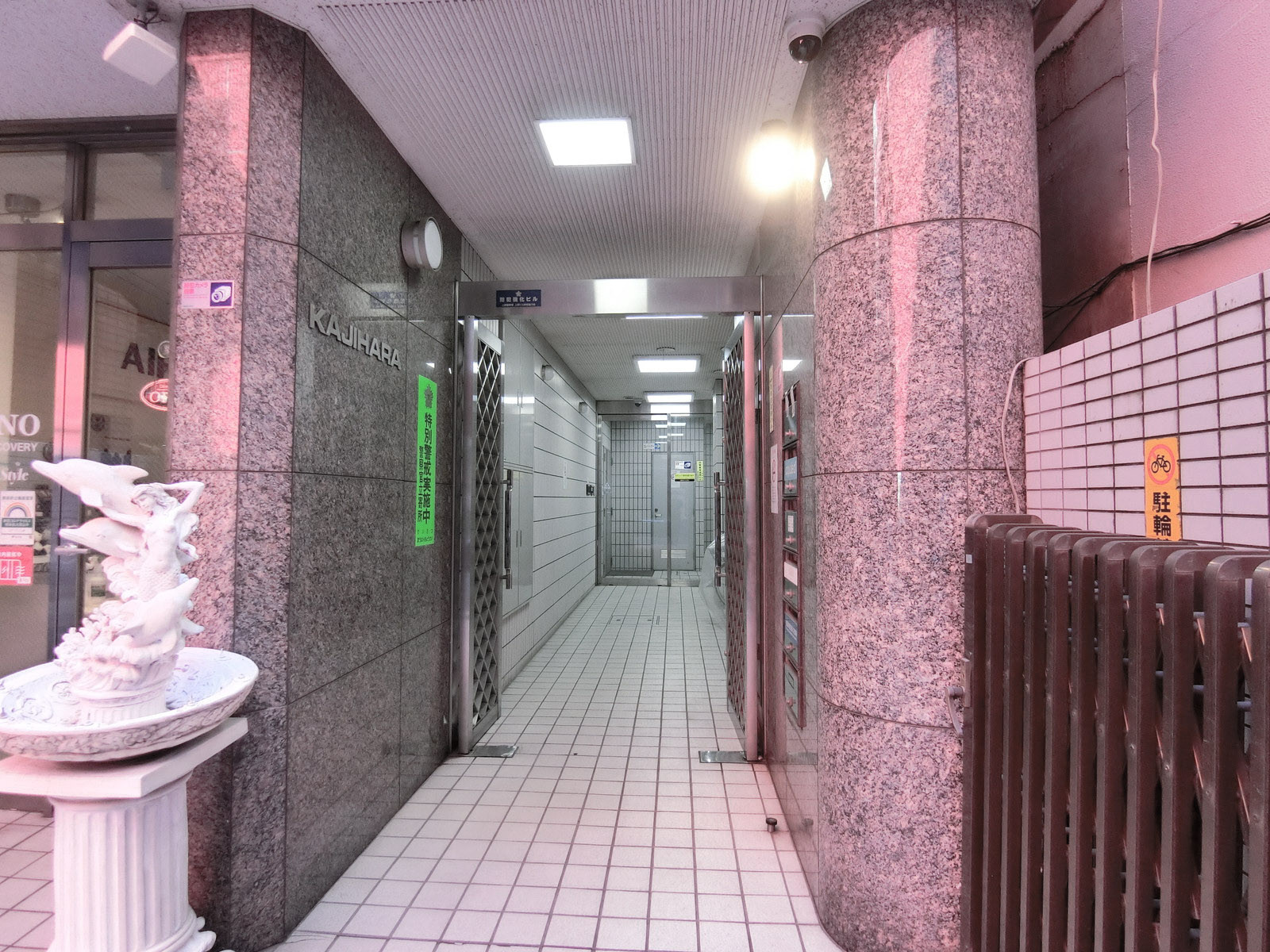 オフィスビル出入り口