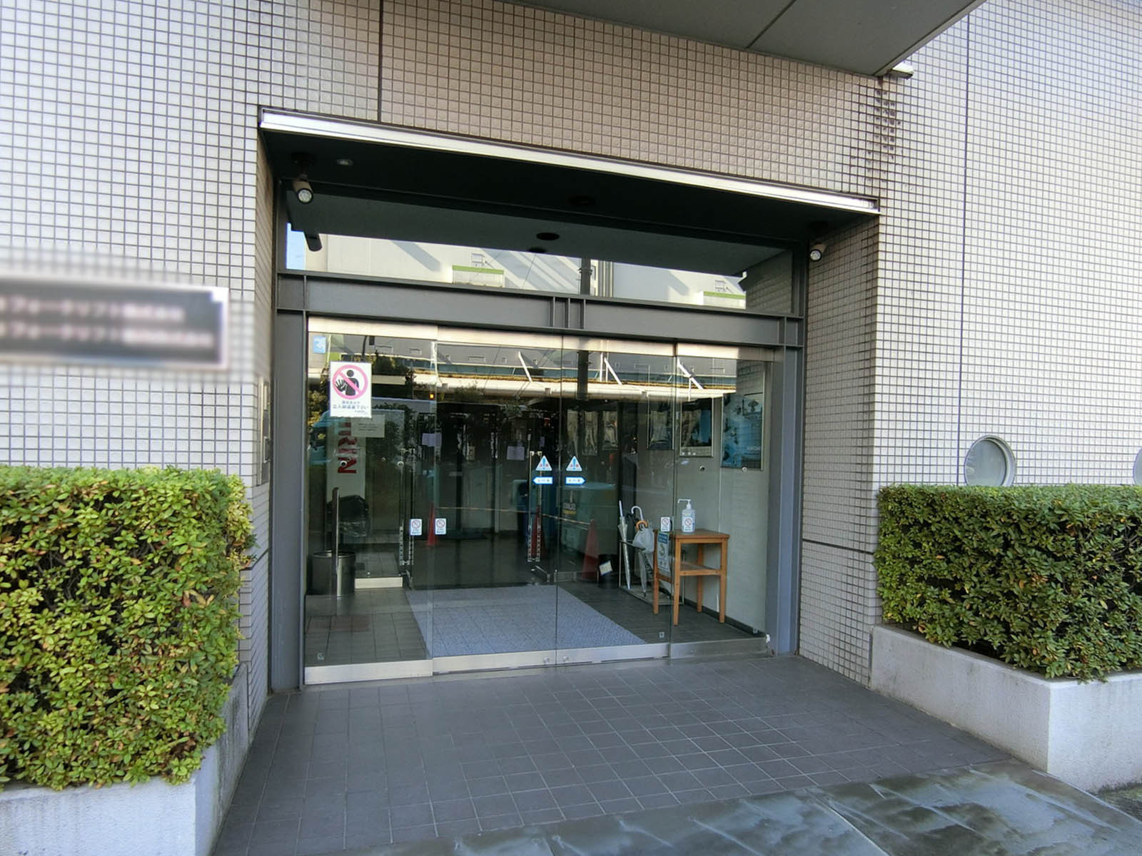 オフィスビル出入口