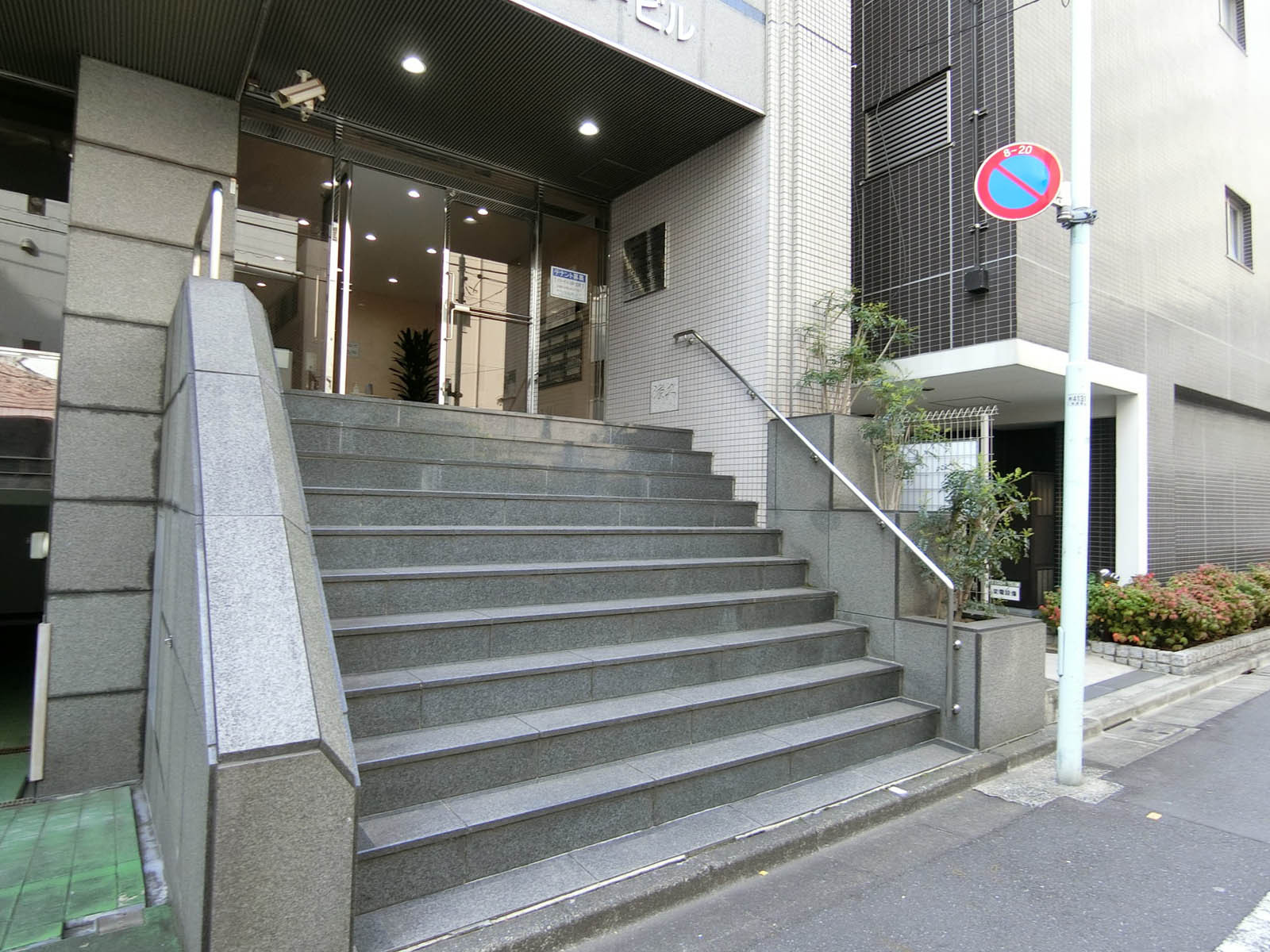 オフィスビル出入口