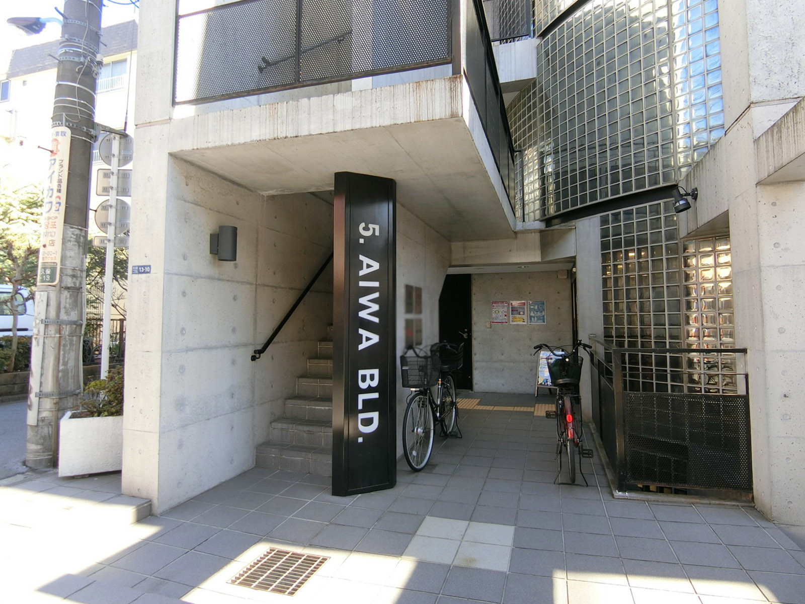 オフィスビル出入り口