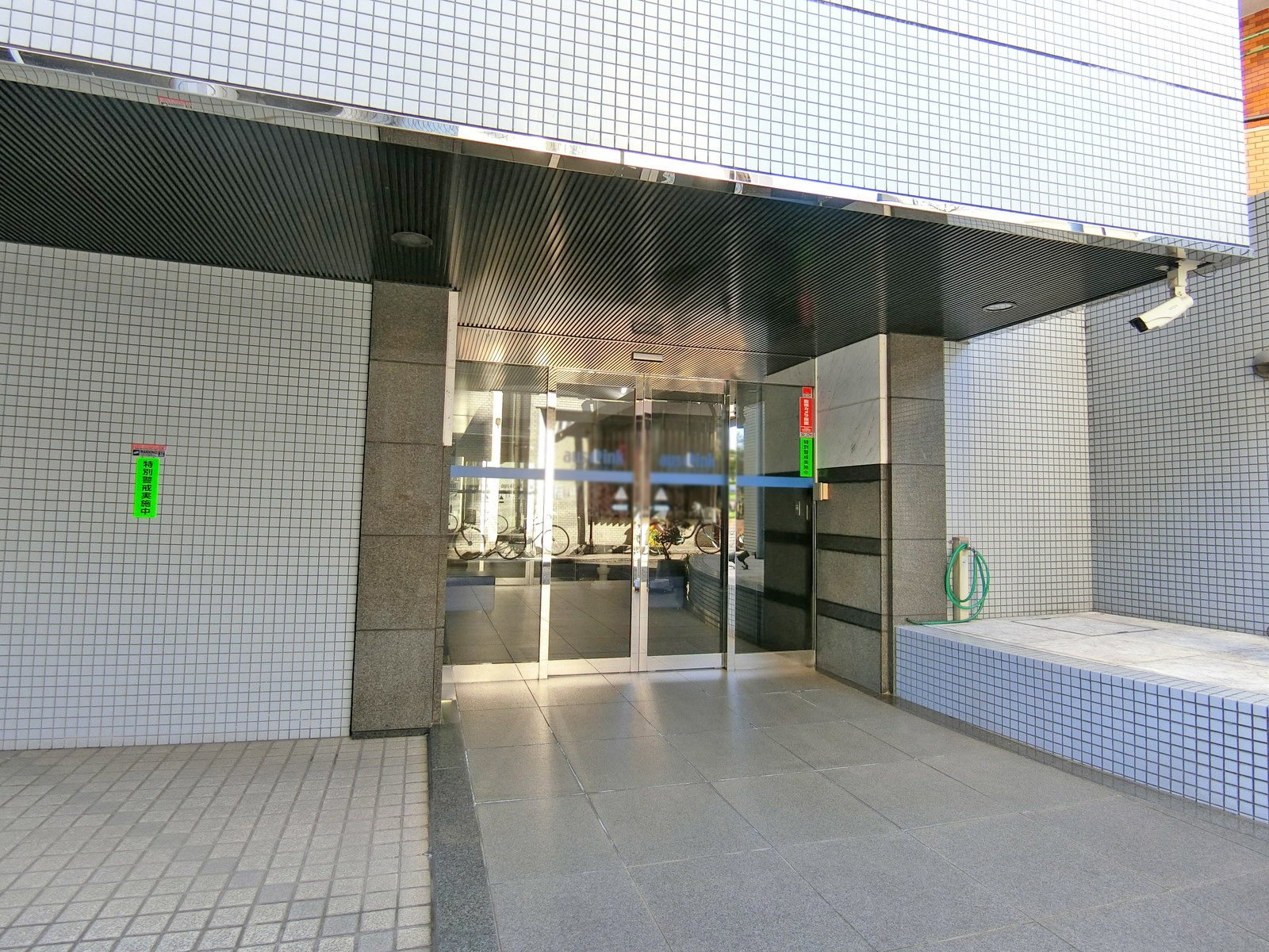 オフィスビル出入り口