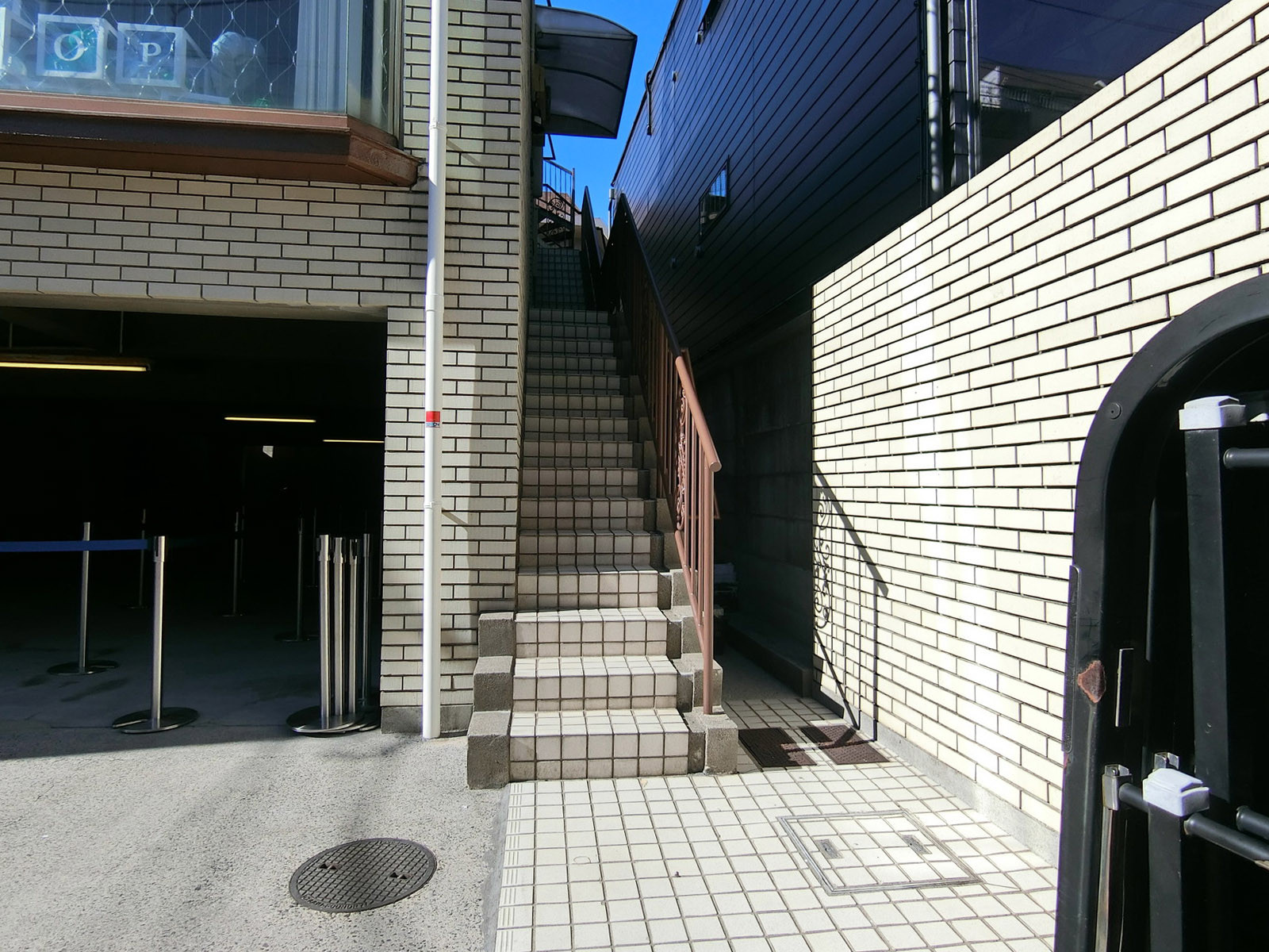 オフィスビル出入り口