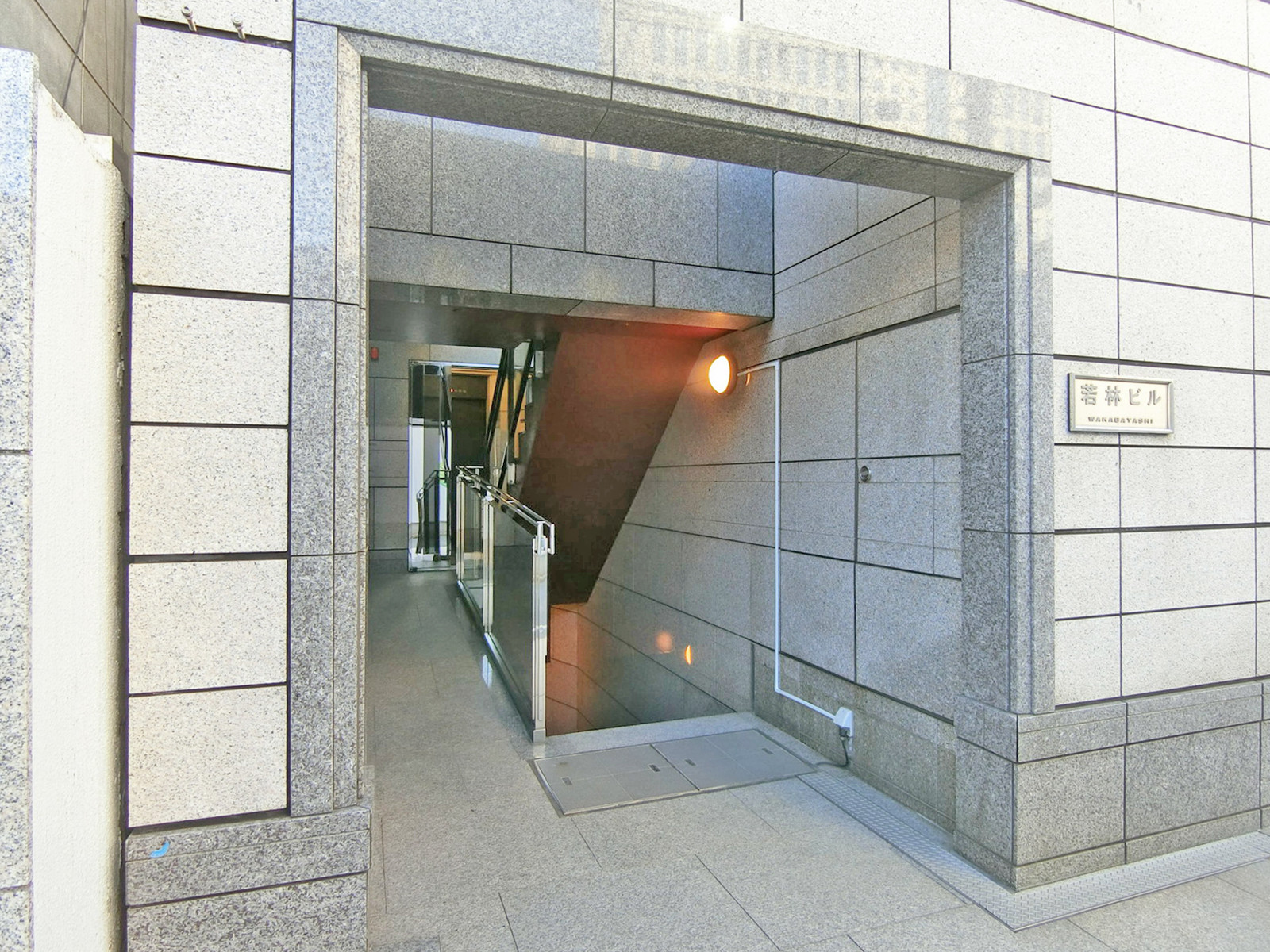 オフィスビル出入口