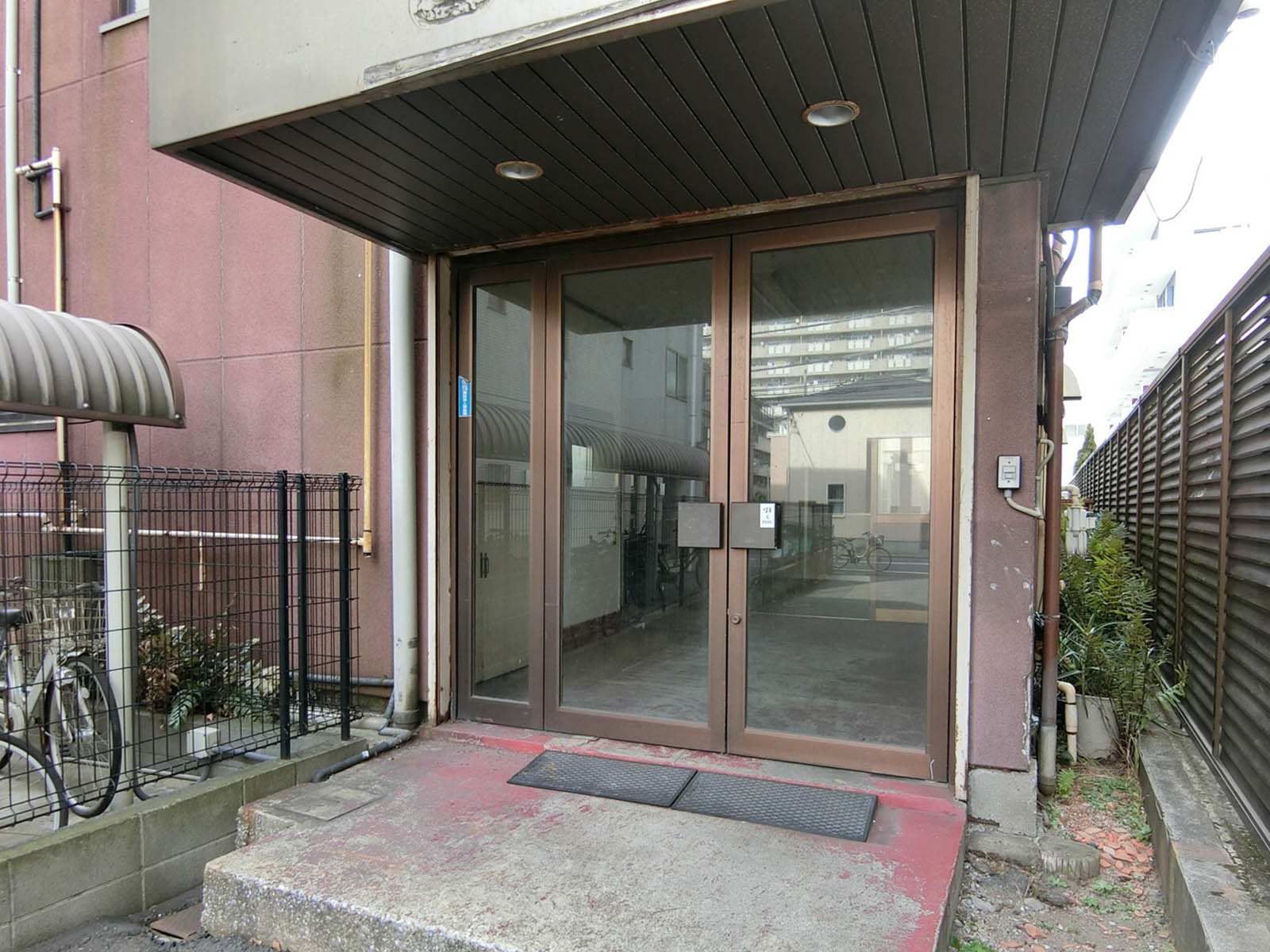 オフィスビル出入口