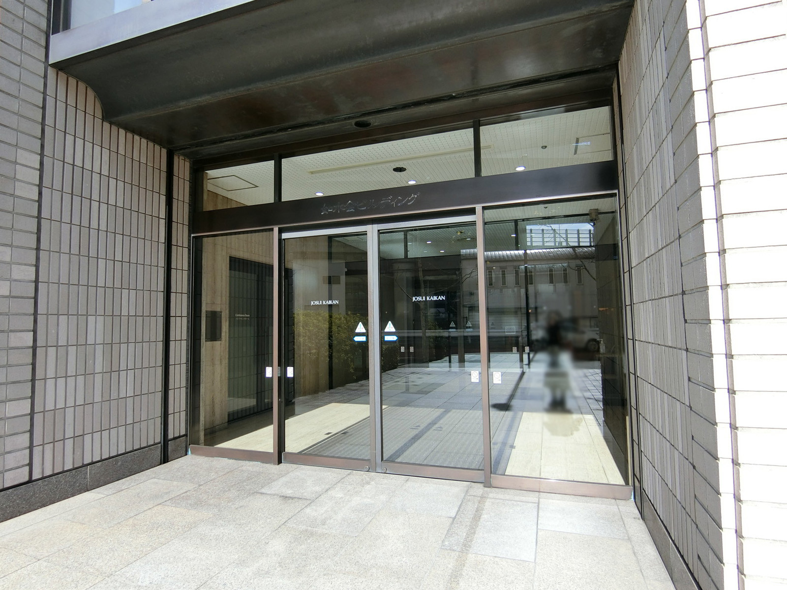 オフィスビル出入口