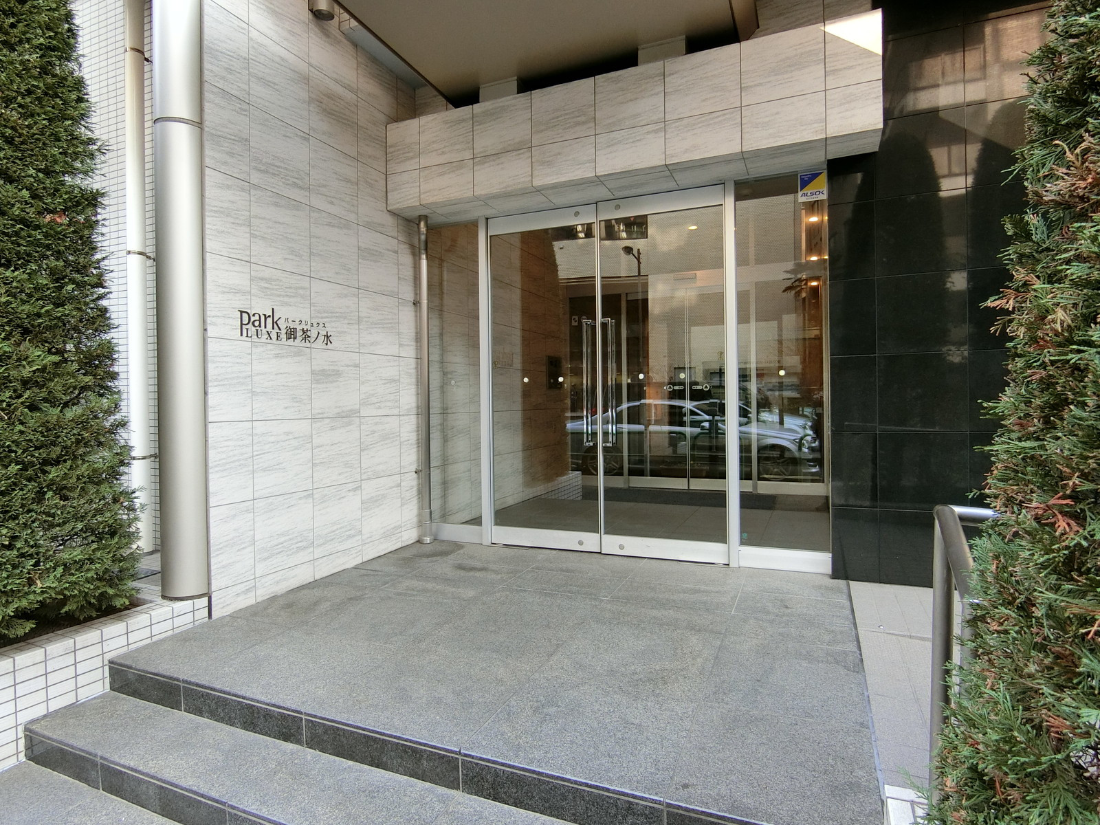マンション出入口