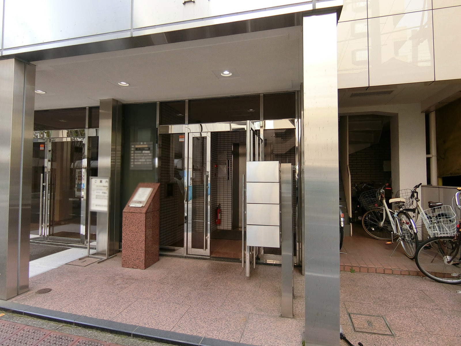 オフィスビル出入り口