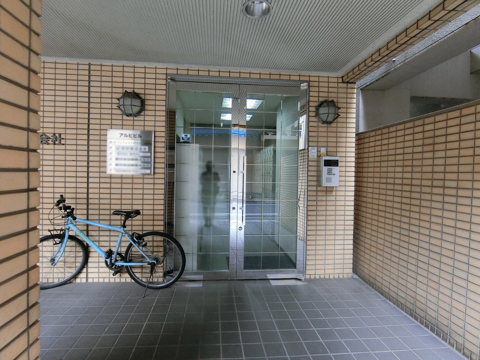 オフィスビル出入り口