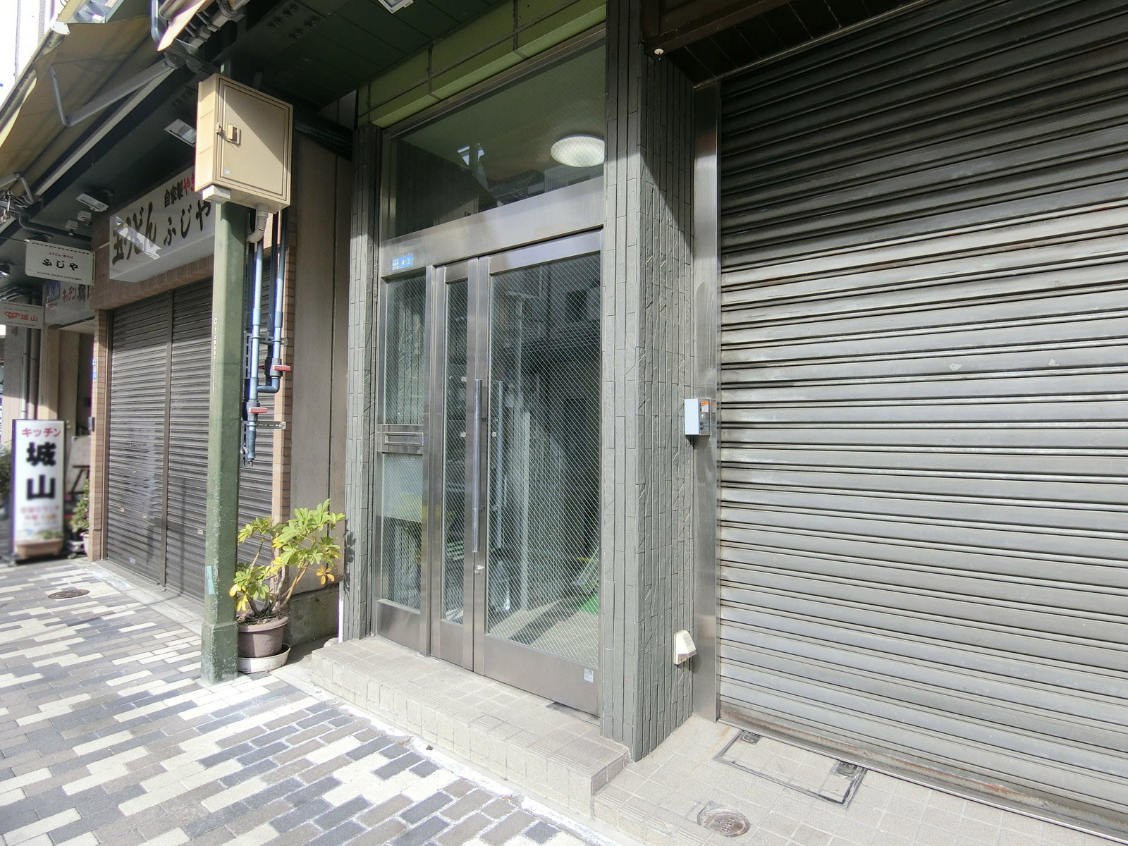 オフィスビル出入口
