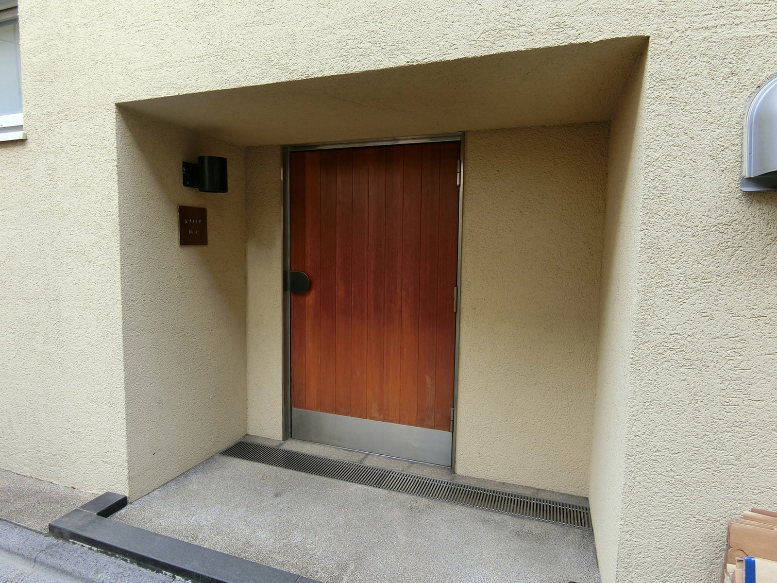 オフィスビル出入り口