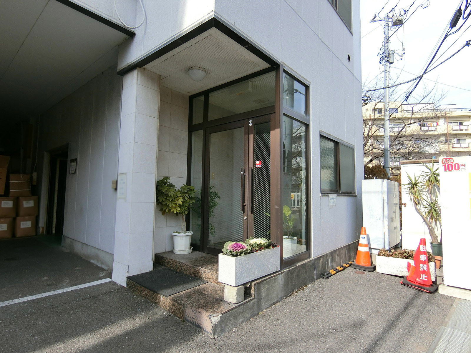 オフィスビル出入り口