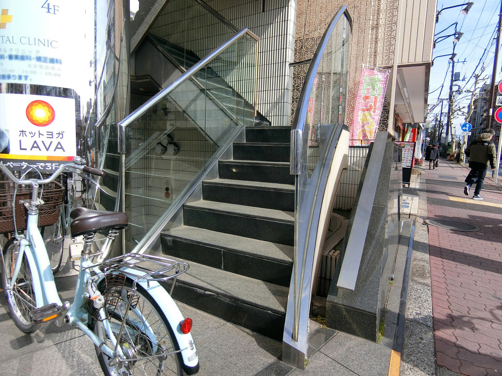 オフィスビル出入り口